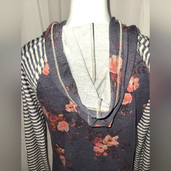 🦜🦜3/$25. Rewind M Long Sleeve hoodie - Picture 2 of 8